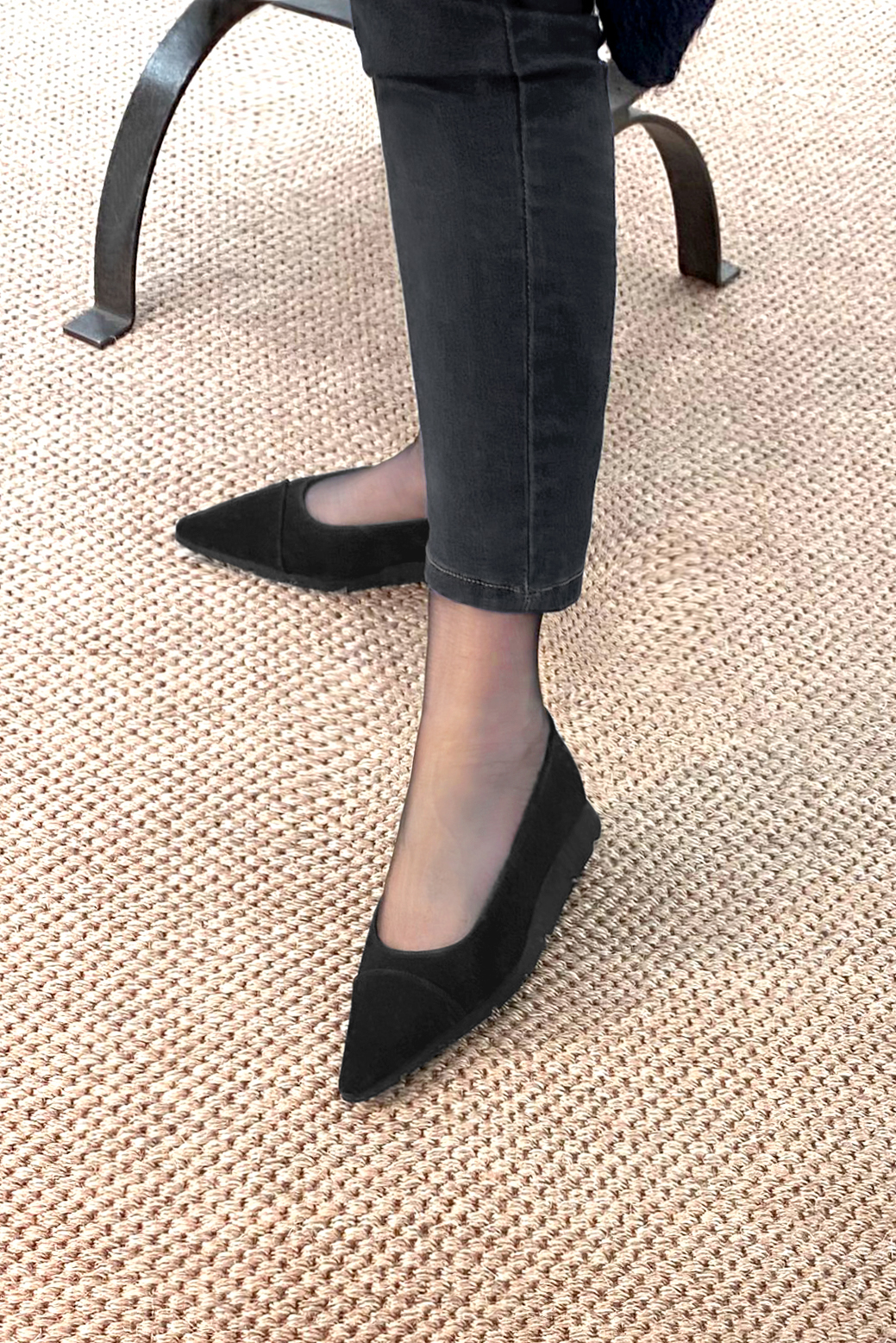 Matt black women's ballet pumps, with wedge soles. Pointed toe. Flat rubber soles. Worn view - Florence KOOIJMAN